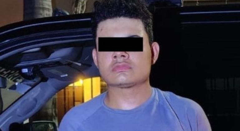 Un joven de 19 años fue detenido en Monterrey luego de que su madre lo señalara por patearla y amenazarla de muerte durante una discusión familiar.