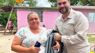 Diputado César Guerrero Alarcón durante la entrega de hule negro a familias de Ahome, Sinaloa
