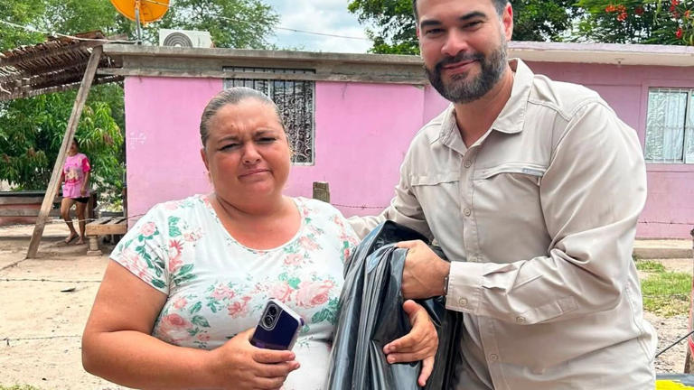 Diputado César Guerrero Alarcón durante la entrega de hule negro a familias de Ahome, Sinaloa