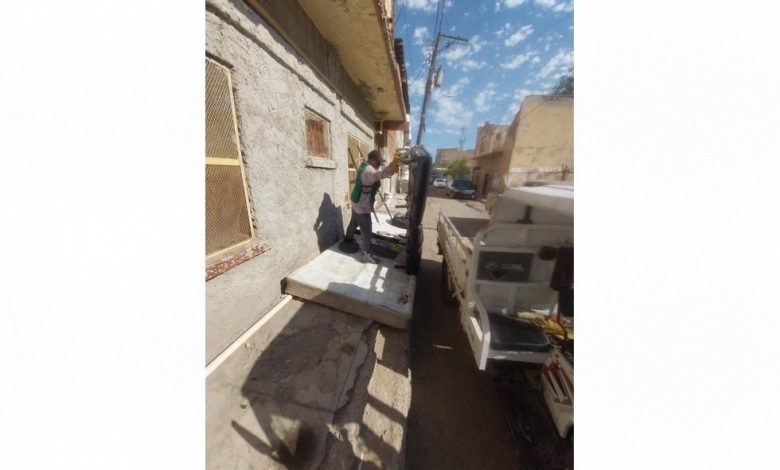 Cuadrilla municipal realiza labores de limpieza y retiro de tiliches en el Centro Histórico de Ciudad Juárez