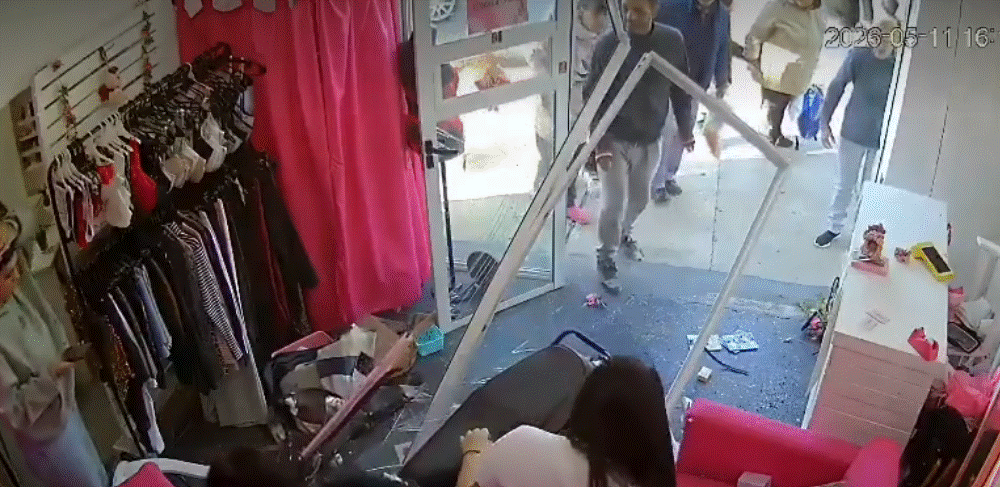 Una de las jóvenes fue captada acomodándose el flequillo frente a un espejo después de que la unidad atravesara la vidriera del establecimiento en Caseros, Argentina.