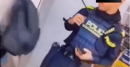 La grabación muestra a un uniformado sorprendido por una persona mientras realizaba una intervención; el contexto exacto no ha sido confirmado.