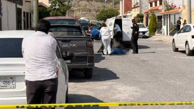 Paramédicos atienden el reporte de una joven inconsciente en una calle de Saltillo
