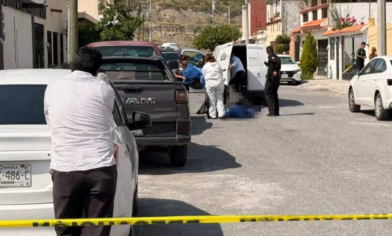 Paramédicos atienden el reporte de una joven inconsciente en una calle de Saltillo