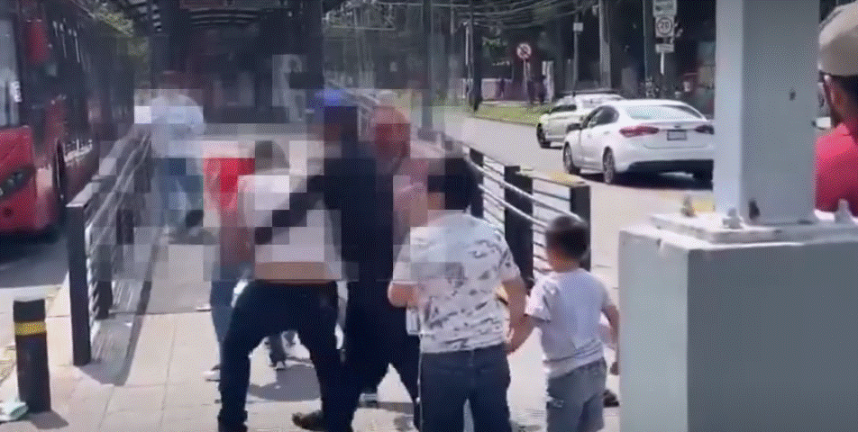 Parejas protagonizan pelea en estación del Metrobús