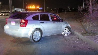 Camioneta Dodge Caliber accidentada contra un poste de la CFE en Ciudad Juárez