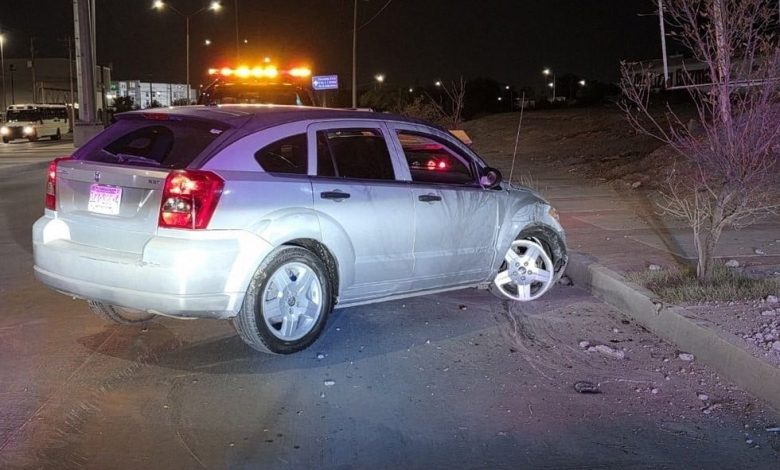 Camioneta Dodge Caliber accidentada contra un poste de la CFE en Ciudad Juárez