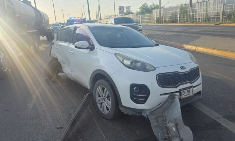 Vehículos involucrados en un choque sobre el bulevar Juan Pablo II en Ciudad Juárez