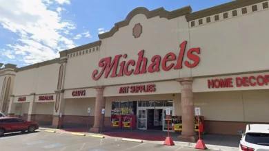 El sospechoso fue señalado por acercarse a varias mujeres dentro de una tienda sobre George Dieter Drive y escapar antes de la llegada de las autoridades.