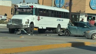 Camión de transporte y automóvil compacto involucrados en un choque en el bulevar Zaragoza y la calle Durango
