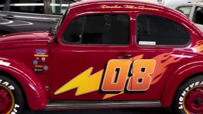 Volkswagen Sedán modelo 1972 transformado en el Vocho McQueen en Ciudad Juárez