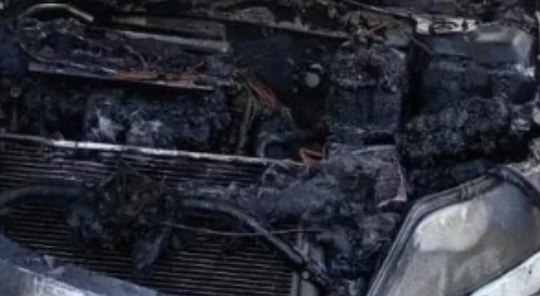 Ford Fusion incendiado por una falla en el motor en la colonia Francisco I. Madero de Ciudad Juárez