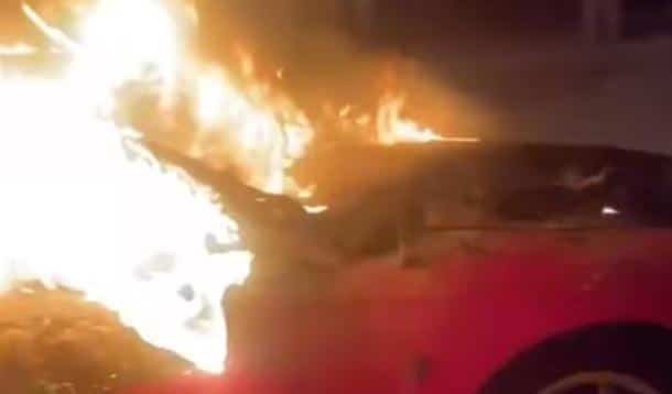 Dodge Challenger rojo incendiado en el fraccionamiento Villas del Sur de Ciudad Juárez