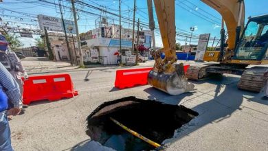 Técnicos de JMAS reparan socavón en avenida De la Raza con maquinaria pesada