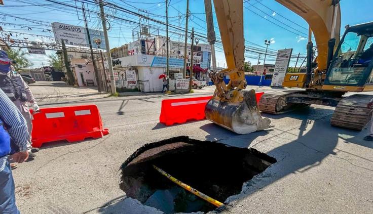 Técnicos de JMAS reparan socavón en avenida De la Raza con maquinaria pesada