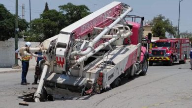 Bomba para concreto atrapada en un socavón en la colonia Misión del Real de Ciudad Juárez
