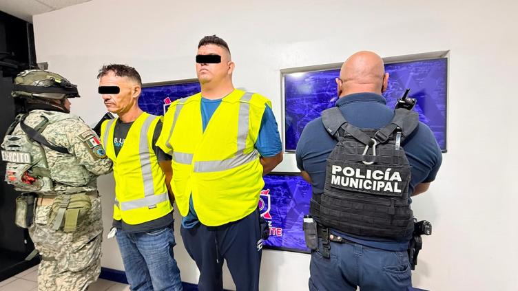 Camioneta relacionada con el arresto de dos hombres en Villas de Alcalá, Ciudad Juárez
