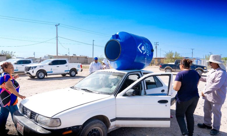 Entrega de tinacos de la JMAS a familias de Los Kilómetros en Ciudad Juárez