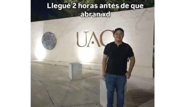 Sergio Uriel afuera del ICSA durante su primer día como estudiante de la UACJ