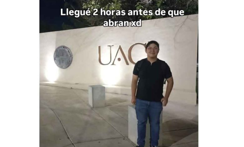 Sergio Uriel afuera del ICSA durante su primer día como estudiante de la UACJ