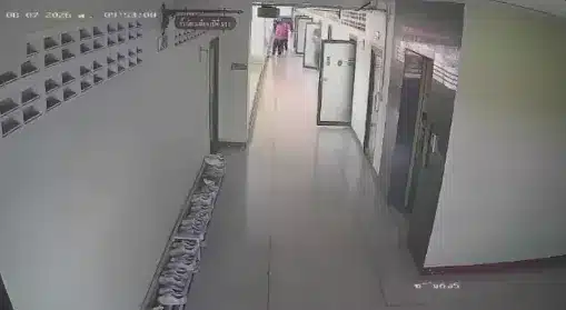 El reporte señala que el adolescente también habría matado a sus abuelos antes de atacar una escuela de Nonthaburi; más de 30 personas resultaron heridas.