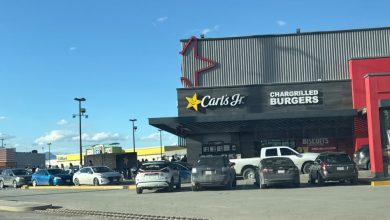 Hamburguesa Famous Star con queso anunciada en la promoción de aniversario de Carl’s Jr. en México