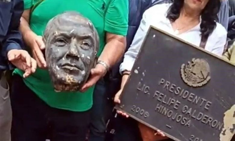 Estatua de Felipe Calderón dañada y fuera de su pedestal en el Complejo Cultural Los Pinos