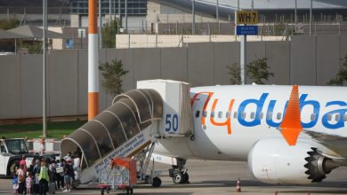 Avión despegando junto a una aeronave de Flydubai en una pista del Aeropuerto Internacional de Dubái