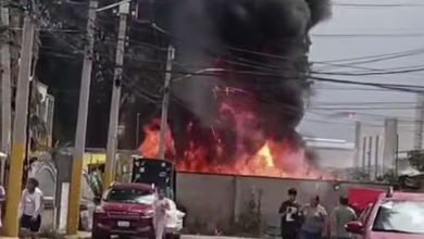 Incendio entre tubos almacenados genera llamas y una columna de humo en Hacienda del Jardín, Tultepec