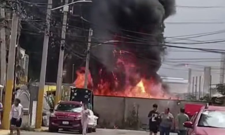 Incendio entre tubos almacenados genera llamas y una columna de humo en Hacienda del Jardín, Tultepec