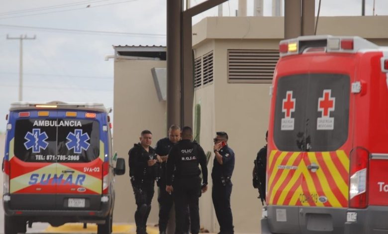 Exterior de la Secundaria General Número 13 de Torreón asegurado después del ataque armado