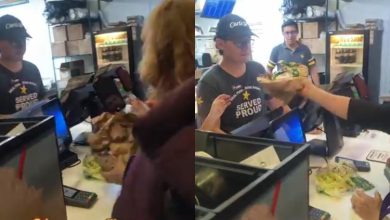 Hamburguesa servida con hojas de lechuga en lugar de pan durante una promoción de Carl’s Jr.