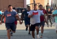 Participantes de una carrera recreativa recorren un circuito durante una competencia al aire libre