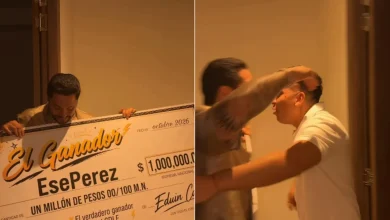 Eduin Caz entrega a Ese Pérez un cheque simbólico tras su participación en La Casa de los Famosos México