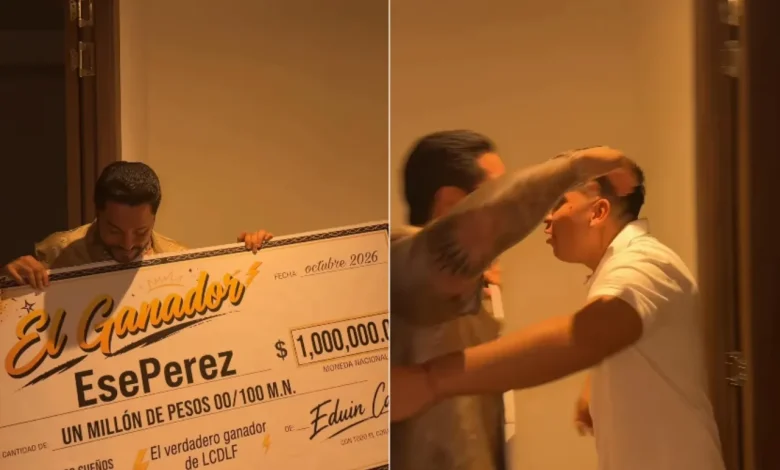 Eduin Caz entrega a Ese Pérez un cheque simbólico tras su participación en La Casa de los Famosos México