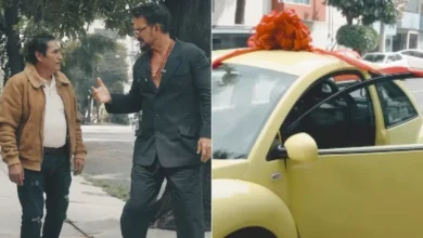 Ricardo Arjona muestra un automóvil amarillo entregado como regalo a Alfonso Pocho, taxista ligado a Historia de Taxi