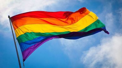 Bandera arcoíris en referencia al Día Internacional para Salir del Clóset y al respeto hacia la comunidad LGBTQ+