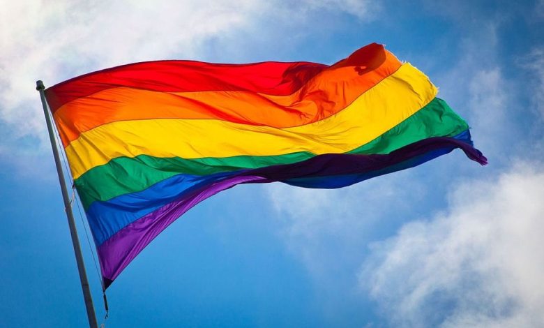 Bandera arcoíris en referencia al Día Internacional para Salir del Clóset y al respeto hacia la comunidad LGBTQ+