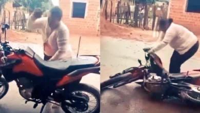 Mujer golpeando con una piedra una motocicleta estacionada en Maranhão, Brasil
