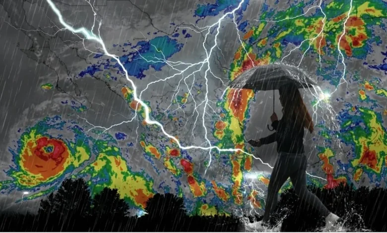 Nubes de tormenta y lluvia intensa sobre una zona urbana de México durante el temporal