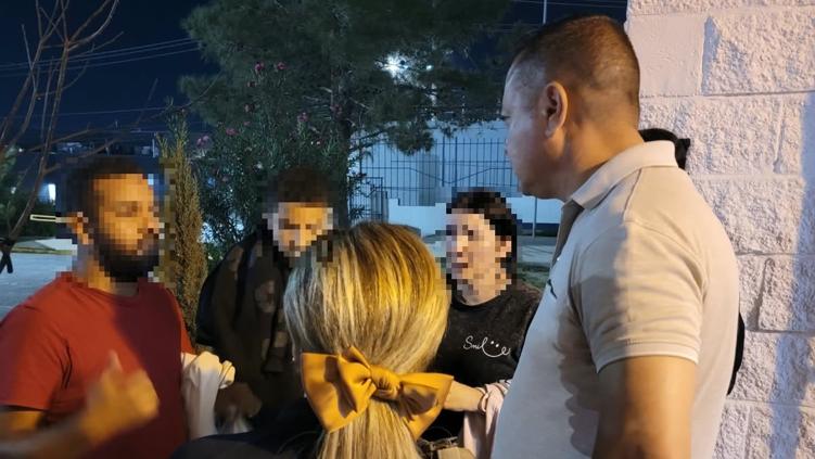 Familia colombiana resguardada por policías municipales después de ser privada de la libertad en Ciudad Juárez