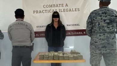 Camioneta KIA Seltos gris relacionada con el aseguramiento de dólares ocultos en el cruce El Chaparral de Tijuana