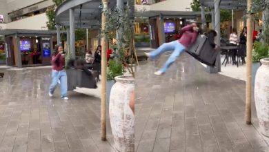 Joven golpeada por un columpio mientras caminaba dentro de una plaza comercial