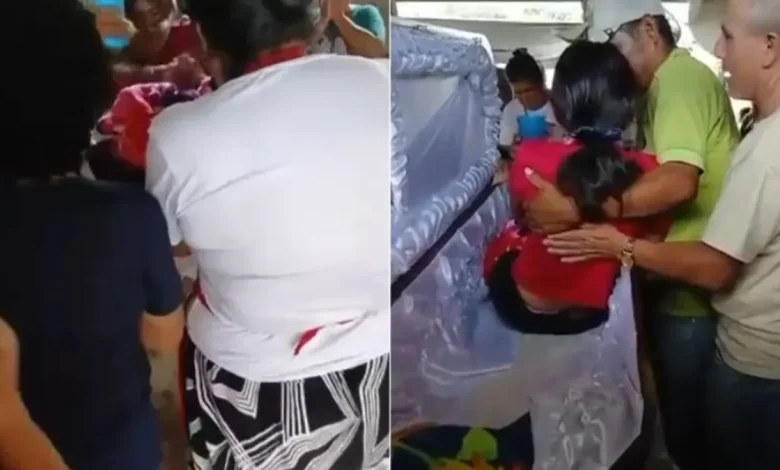 Joven reacciona dentro de un ataúd durante un velorio en Guatemala