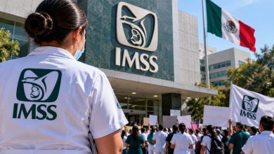 Trabajadores del sector salud durante una protesta relacionada con las condiciones del IMSS y del ISSSTE