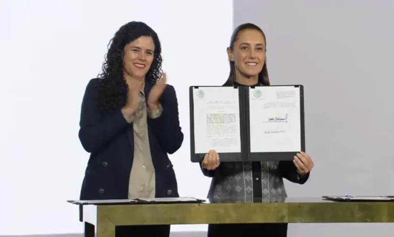 Claudia Sheinbaum durante la conferencia matutina en Palacio Nacional donde firmó el decreto sobre doble nacionalidad en candidaturas