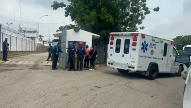 Operativo de seguridad y ambulancias en el penal El Castillo tras un motín en Mazatlán, Sinaloa