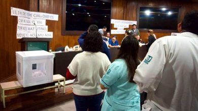 Trabajadores del IMSS durante una movilización para exigir mejoras salariales y condiciones laborales