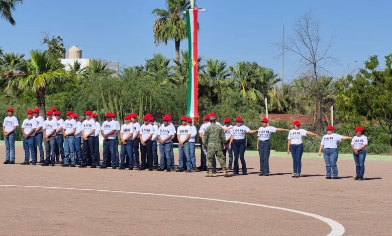 Personas realizan el trámite de la Cartilla del Servicio Militar Nacional ante la Secretaría de la Defensa Nacional