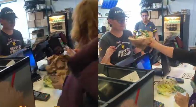 Hamburguesa servida con hojas de lechuga en lugar de pan durante una promoción de Carl’s Jr.